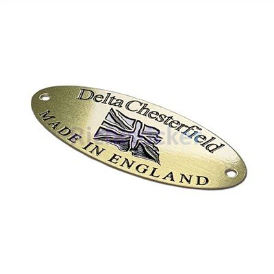 Vilken typ av lim används på etsade mässingsetiketter?